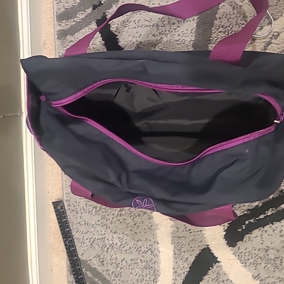 Gaiam Yoga Studio Gym Duffle Bag Black/purple Medium - Picture 4 of 13